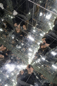 Couple taking selfies in a house of mirrors - NDF00603