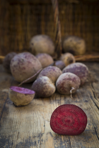 In Scheiben geschnittene Rote Bete auf dunklem Holz, lizenzfreies Stockfoto