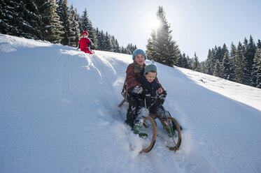 Kinder beim Schlittenfahren im Schnee - HHF05439