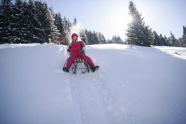 Kinder beim Schlittenfahren im Schnee - HHF05442