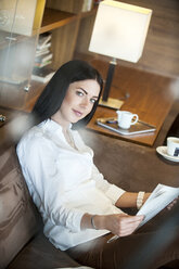 Lesende Frau in der Hotelhalle, Kaffee trinkend - HHF05449