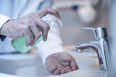Arzt wäscht Hände mit Seife - ZEF10609
