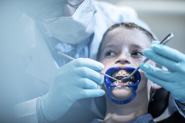 Junge in der Zahnarztpraxis zur kieferorthopädischen Behandlung - ZEF10628