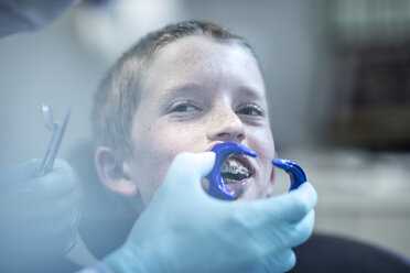 Junge in der Zahnarztpraxis zur kieferorthopädischen Behandlung - ZEF10629