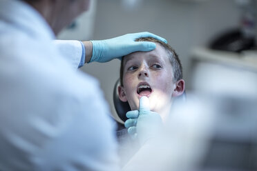 Junge mit Zahnspange in der Zahnarztpraxis öffnet seinen Mund - ZEF10638