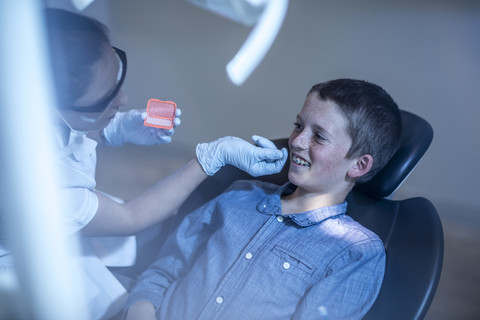 Junge in der Zahnarztpraxis zur kieferorthopädischen Behandlung, lizenzfreies Stockfoto