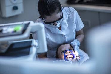 Junge in der Zahnarztpraxis zur kieferorthopädischen Behandlung - ZEF10645