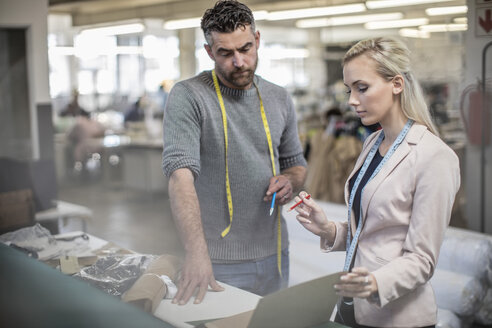 Modedesignerin und Schneiderin arbeiten in einem Workshop zusammen - ZEF10670