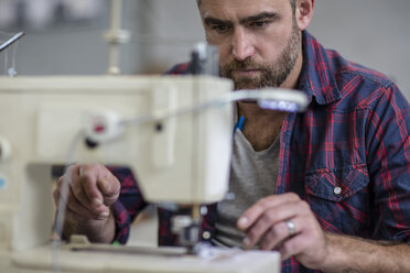 Schneiderin bei der Arbeit an der Nähmaschine - ZEF10689