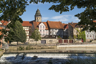 Deutschland, Niedersachsen, Hannoversch Münden, Stadtbild mit St. Blasius-Kirche am Fulda-Ufer - PCF00291