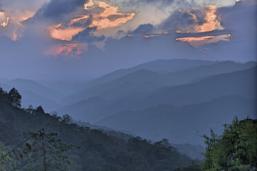 Thailand, Kamphaeng Phet, Mae Wong National Park, Sonnenuntergang auf dem Gipfel des Chong Yen - ZCF00430