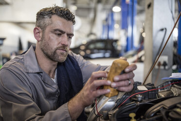 Automechaniker in einer Werkstatt mit Diagnosegeräten - ZEF10711