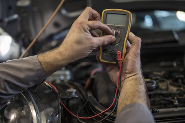 Nahaufnahme eines Automechanikers in einer Werkstatt mit Diagnosegeräten - ZEF10712