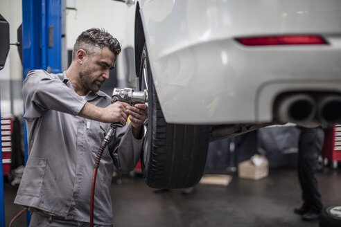 Automechaniker in einer Werkstatt beim Reifenwechsel - ZEF10714