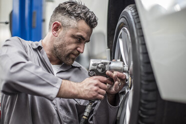 Automechaniker in einer Werkstatt beim Reifenwechsel - ZEF10715