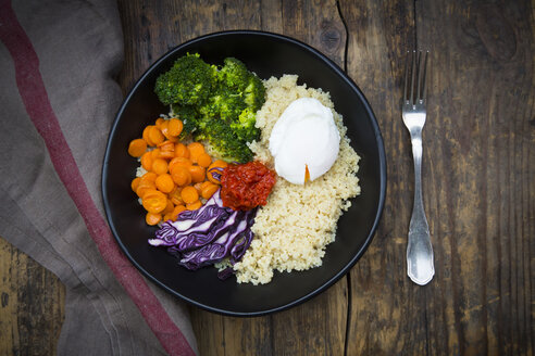 Lunch bowl of quinoa, red cabbage, carrots, roasted chickpeas, broccoli, poached egg and ajvar - LVF05480