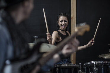 Weibliche Rock-Schlagzeugerin im Aufnahmestudio - ZEF10732