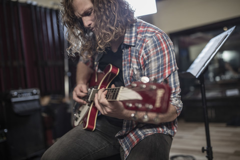 Gitarrist im Tonstudio, lizenzfreies Stockfoto