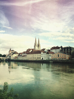 Deutschland, Bayern, Regensburg, historisches Stadtzentrum und Donau - GWF04900