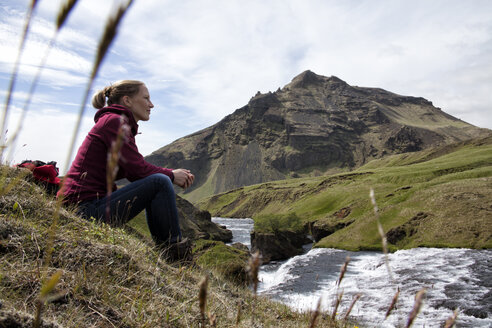Island, Godafoss, Wanderer beim Ausruhen - RBF05209