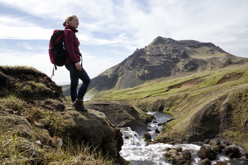 Island, Godafoss, glücklicher Wanderer mit Blick auf die Aussicht - RBF05210