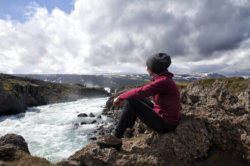 Island, Godafoss, Wanderer mit Blick auf die Aussicht - RBF05211
