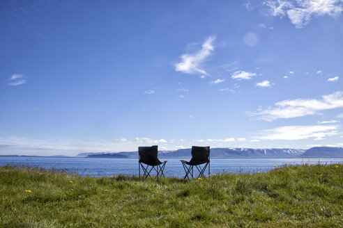 Island, zwei Campingstühle auf einer Wiese - RBF05221