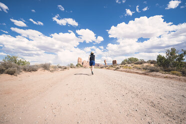 USA, Utah, Arches National Park, Rückenansicht einer Frau, die auf einem unbefestigten Weg zum Fensterbereich läuft - EPF00170
