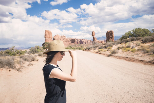 USA, Utah, Arches National Park, Frau mit Strohhut auf Feldweg zur Windows Section - EPF00171