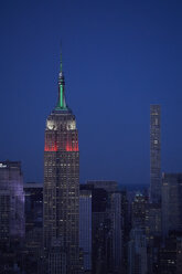 USA, New York City, Stadtbild mit beleuchtetem Empire State Building am Abend - BCDF00224