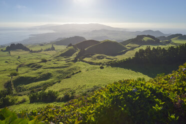 Portugal, Azoren, Sao Miguel, Westseite am Morgen - RJF00620