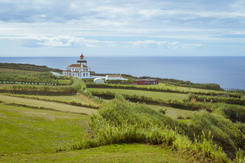Portugal, Azoren, Sao Miguel, Leuchtturm am Kap Ponta da Ferraria, lizenzfreies Stockfoto
