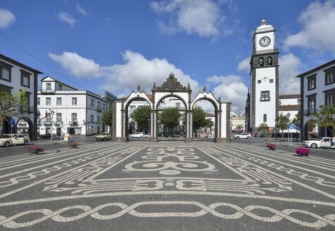 Portugal, Azoren, Sao Miguel, Ponta Delgada, Kirche von San Sebastain und Stadttor - RJF00629