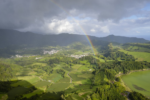 Portugal, Azoren, Sao Miguel, Regenbogen über Furnas, lizenzfreies Stockfoto
