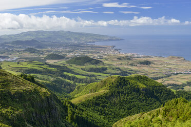 Portugal, Azoren, Sao Miguel, Blick auf die Westseite - RJF00640