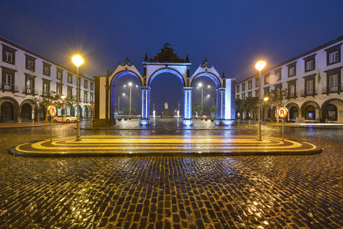 Portugal, Azoren, Sao Miguel, Ponta Delgada Stadttor bei Nacht - RJF00643