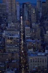 USA, New York City, Verkehr auf der 5th Avenue am Abend - BCDF00227