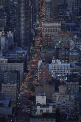 USA, New York City, Verkehr auf der 6th Avenue am Abend - BCDF00228