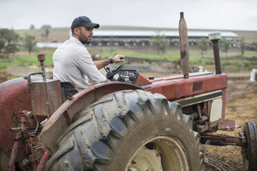 Landwirt auf Traktor - ZEF10792