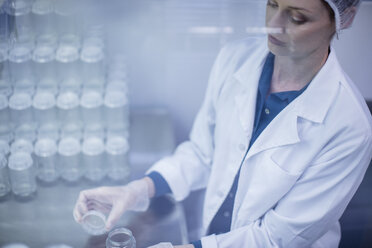 Woman working in lab - ZEF10834