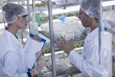 Wissenschaftler tragen bei der Arbeit im Labor Schutzkleidung - ZEF10850