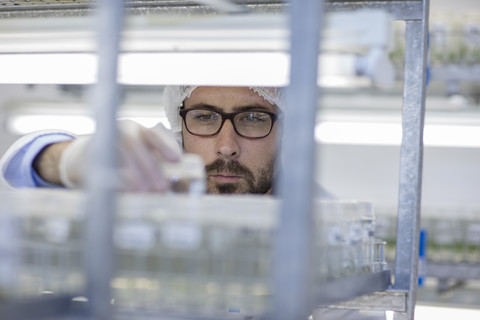 Wissenschaftler, der im Labor arbeitet und Schutzkleidung trägt, lizenzfreies Stockfoto