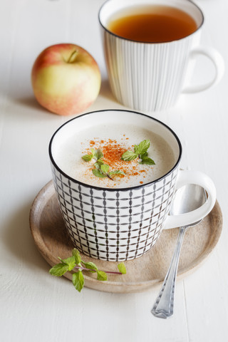 Vegetarische Suppe mit Kokosnussmilch, Apfel und Datteln, lizenzfreies Stockfoto