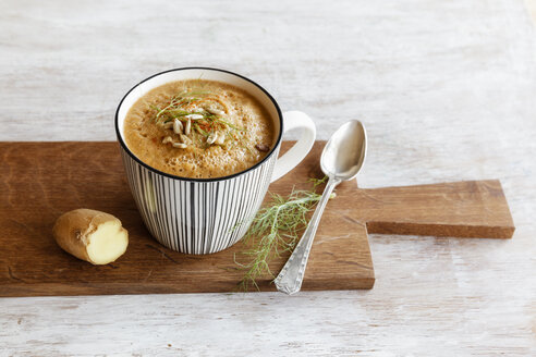 Gemüsecremesuppe mit Fenchel, Brokkoli und Sonnenblumenkernen - EVGF03093