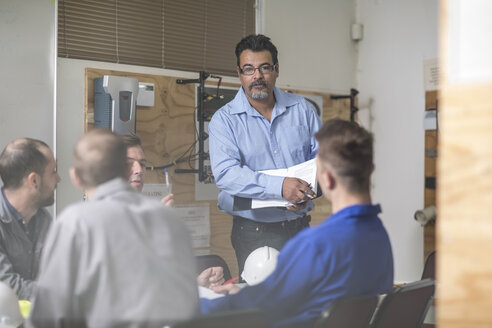 People attending electrician training - ZEF10876