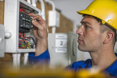 Elektriker arbeitet an einer Schalttafel - ZEF10886