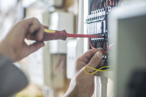 Elektriker arbeitet an verdrahteter Schalttafel - ZEF10894