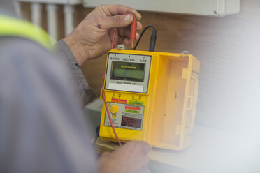 Elektriker bei der Arbeit mit einem Voltmeter - ZEF10901