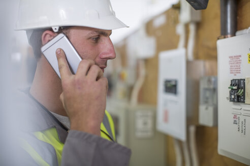 Elektriker im Gespräch am Telefon - ZEF10905