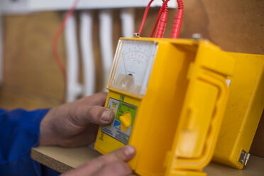 Elektriker bei der Arbeit mit einem Voltmeter - ZEF10907